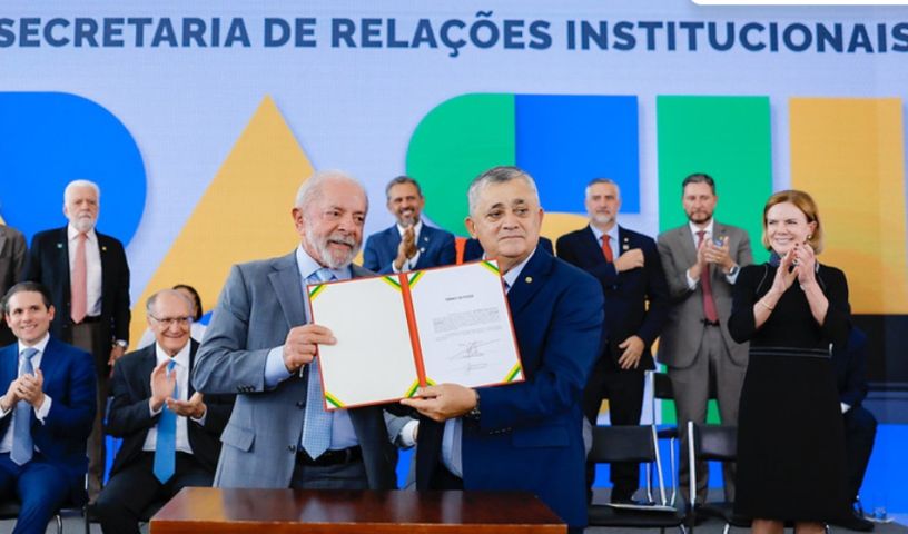 Presidente Lula dá posse a José Guimarães como novo ministro das Relações Institucionais