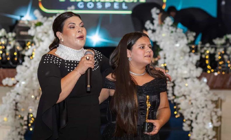 Jovem tubaronense conquista dois troféus em prêmio gospel nacional