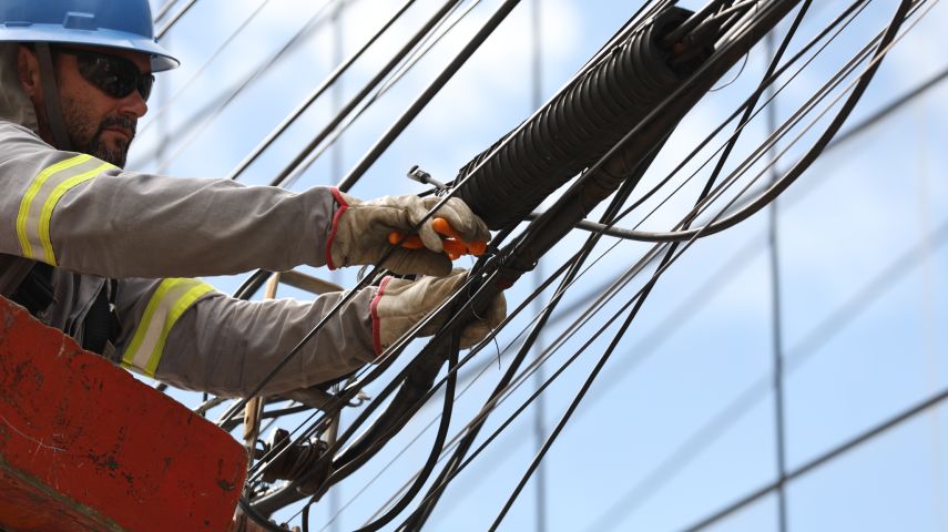 Cerca de 3 mil metros de cabeamento aéreo obsoleto são retirados na rua Wenceslau Alves dos Santos