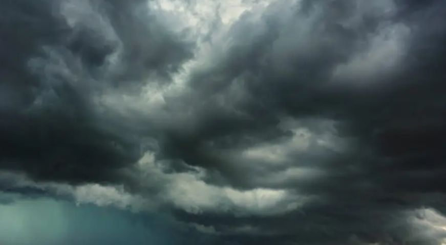 Nova frente fria acende alerta em metade de SC para temporais com risco de alagamentos