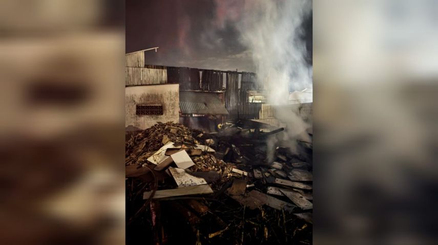 Atualização: Incêndio atinge marcenaria no bairro São Martinho, em Tubarão