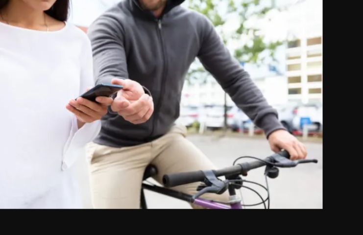 Mulher tem celular arrancado da mão durante roubo em Tubarão