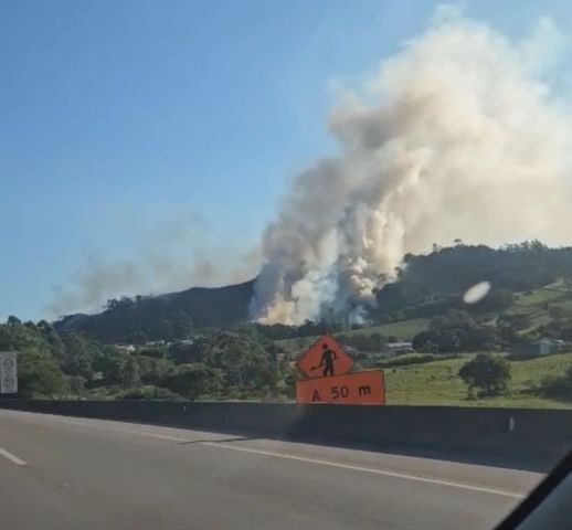 Incêndio de grandes proporções mobiliza equipes às margens da BR-101 em Sangão