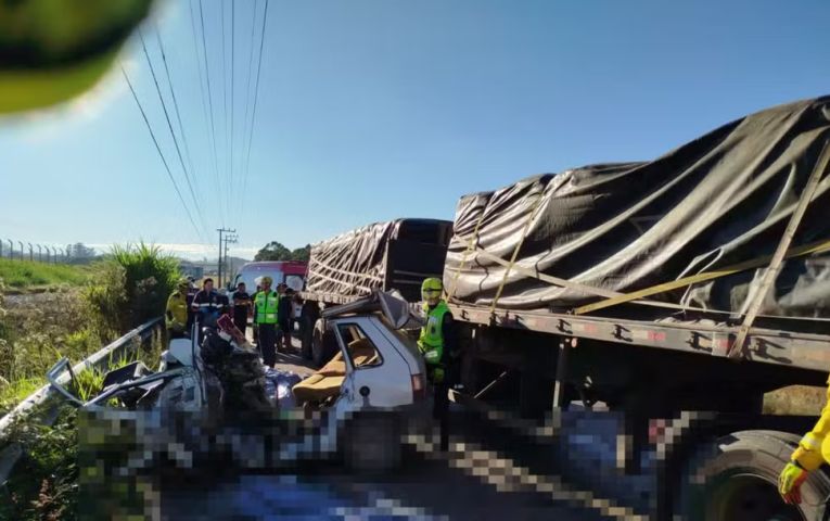 Acidente entre carro e caminhão deixa 5 mortos em rodovia de SC