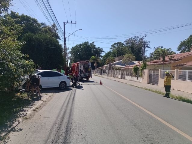 Acidente entre carro e moto deixa dois jovens feridos em Tubarão