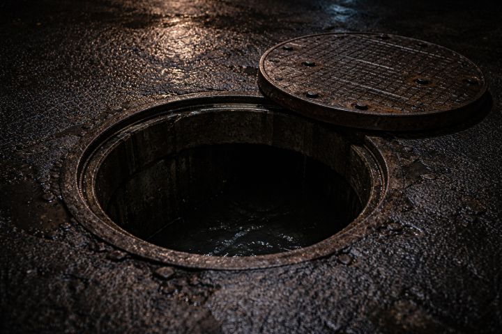 Trabalhador encontra feto em caixa de esgoto de condomínio em cidade de SC