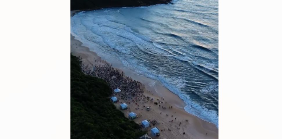 ​​​​​​​(Vídeo) Fiéis se reúnem para oração ao nascer do sol durante evento ‘resplandeça rosa’ na Praia do Rosa