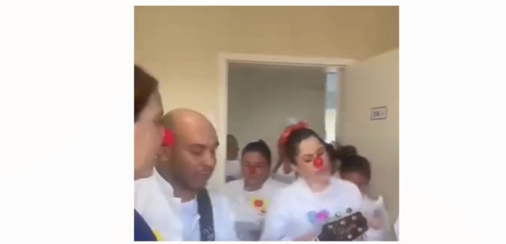 (Vídeo) Voluntários levam música e conforto a pacientes em hospital de Laguna