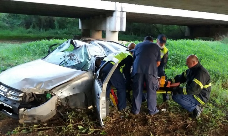 Veículo capota na BR-101 e motorista é socorrido em estado grave