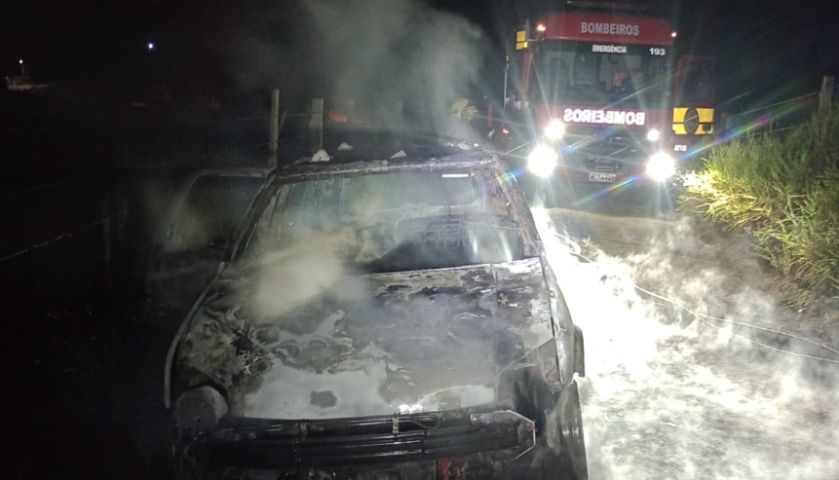 Incêndio destrói veículo em Capivari de Baixo