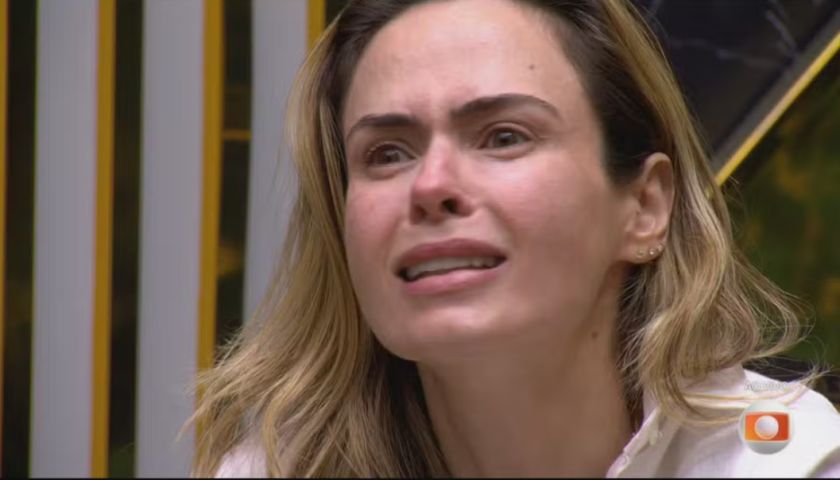 'Também estou vivendo um luto': Tadeu Schmidt quebra protocolo e se emociona ao consolar Ana Paula Renault ao vivo