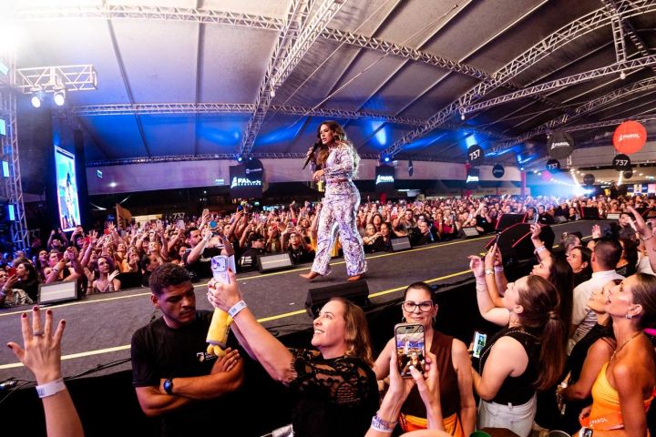 Simone Mendes emociona multidão e consagra noite histórica em Tubarão