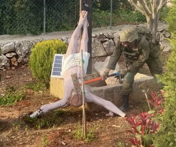 Soldado israelense é fotografado com uma marreta sobre a cabeça de uma estátua de Jesus