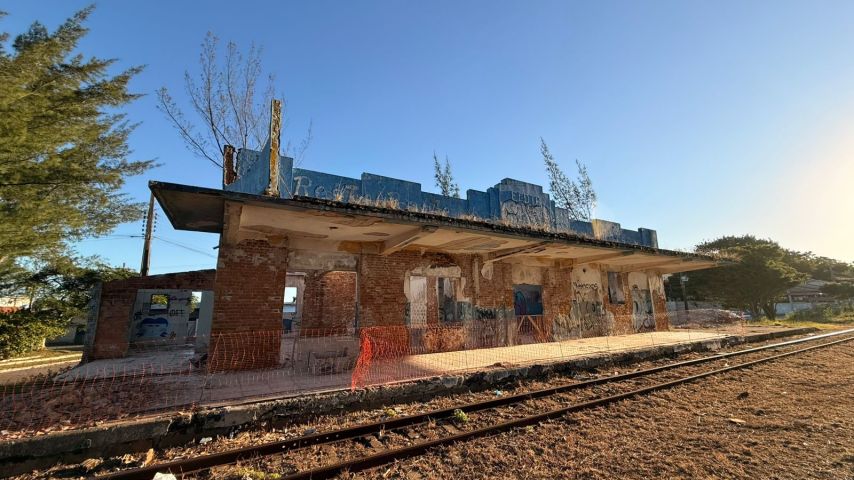 (VÍDEO) Estação abadonada começa a ser recuperada em Laguna para volta da maria-fumaça