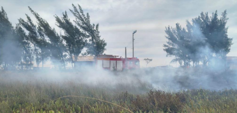 Incêndio em vegetação mobiliza bombeiros e ameaça residência em Jaguaruna