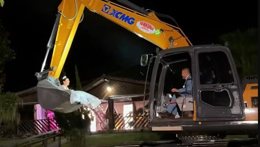 (Vídeo) Em SC: noiva chega a casamento dentro de concha de escavadeira conduzida pelo companheiro