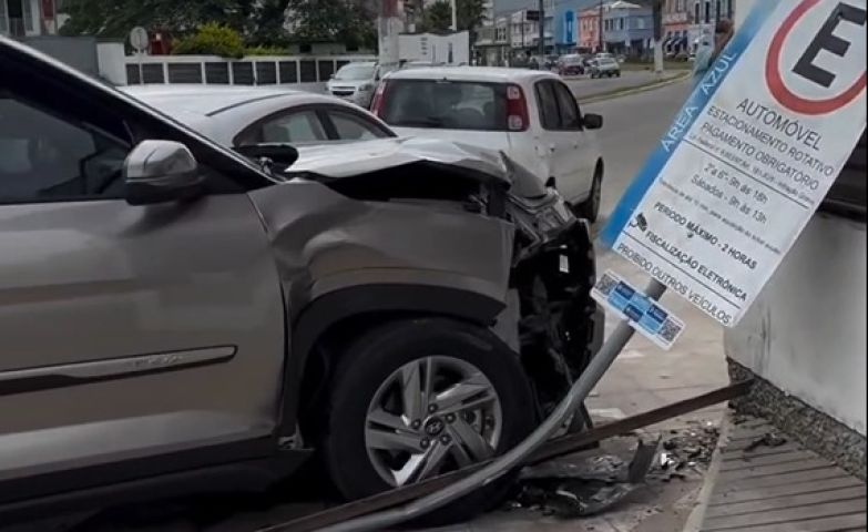 Motorista perde o controle e colide contra imóvel e placa de trânsito em Laguna