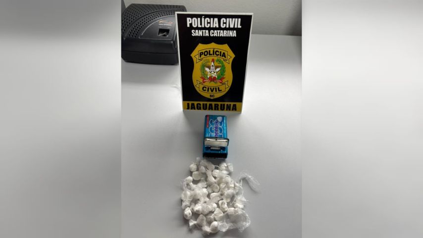 Polícia Civil cumpre buscas e prende mulher em flagrante pelo crime de tráfico de drogas em Jaguaruna