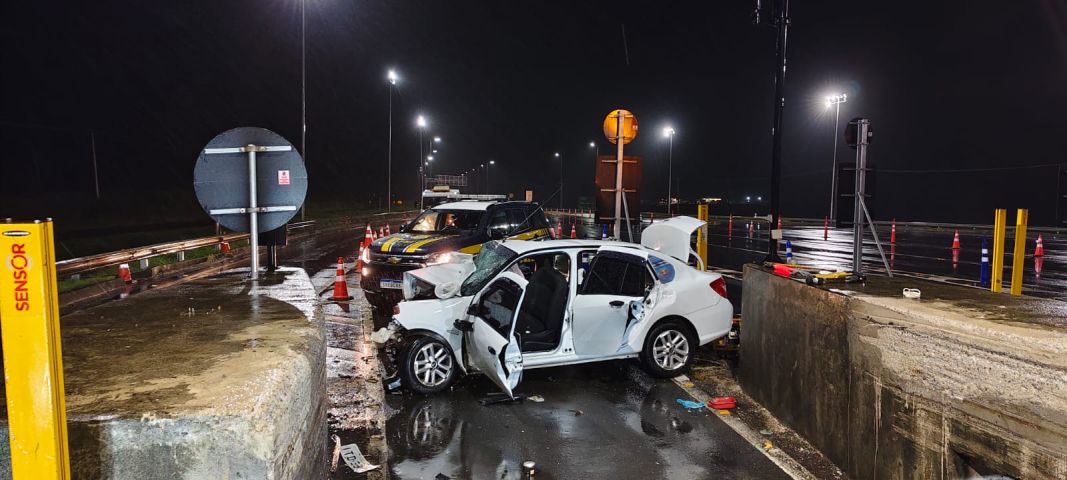 Sogra e nora morrem após carro atingir mureta em praça de pedágio na BR-101
