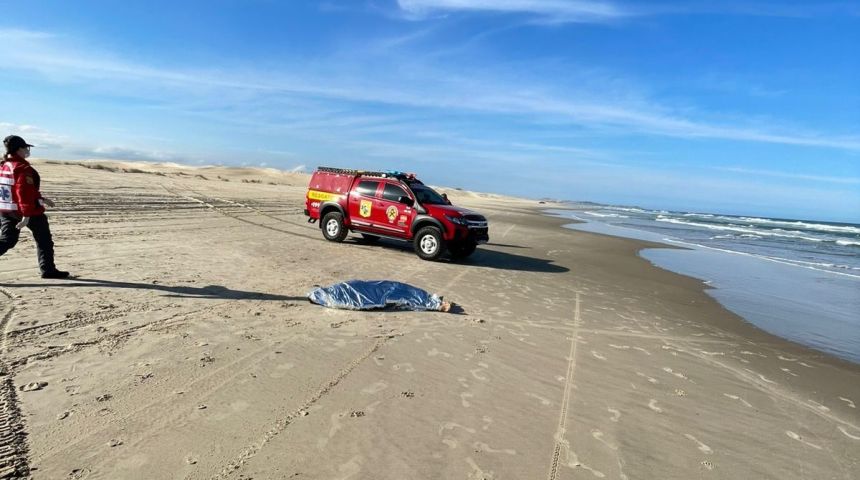 Homem morre afogado ao tentar salvar jovem no mar em Jaguaruna