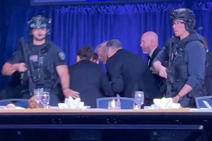 Trump é retirado às pressas de jantar na Casa Branca após disparos; suspeito é preso