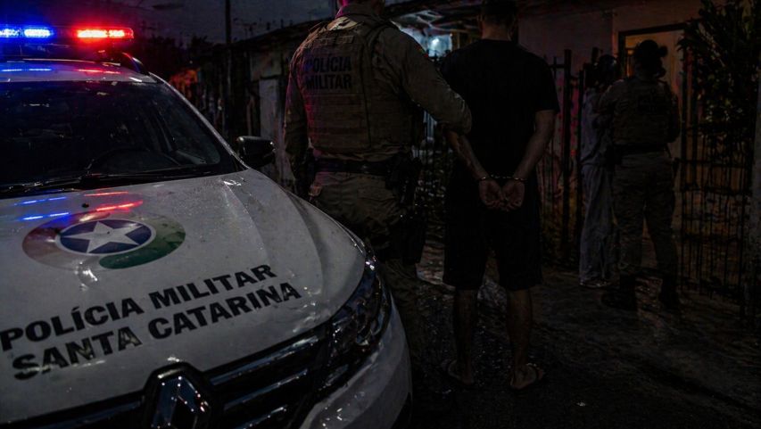 Homem é preso após agredir companheira com socos e chutes em Braço do Norte