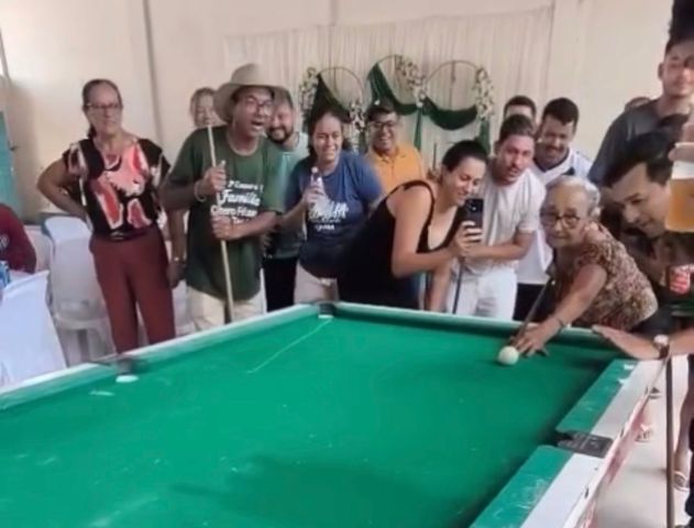 VÍDEO: Craque da sinuca, idosa impressiona família com jogada perfeita em GO
