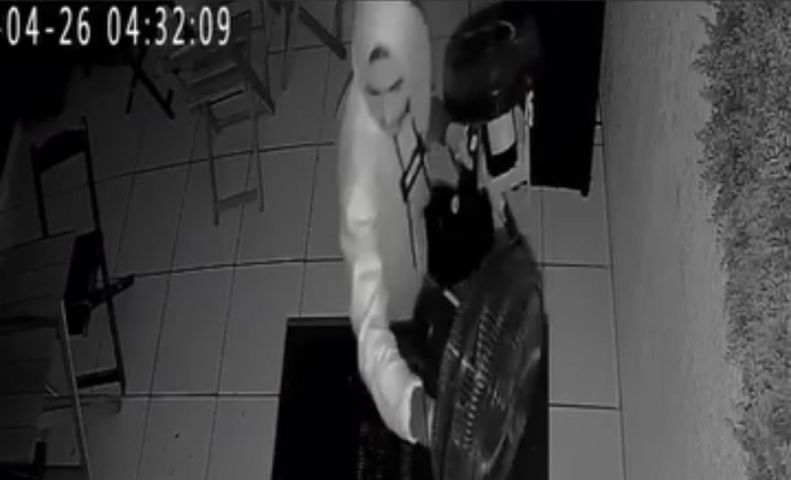 Madrugada de prejuízo: furto destrói fachada de sushi delivery em Capivari de Baixo