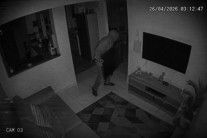 TVs, pranchas de surf e casa arrombada: homem é preso com objetos furtados em Laguna