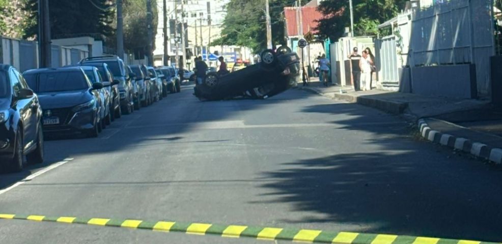 Em andamento: veículo capota na rua Lauro Müller, no Centro de Tubarão