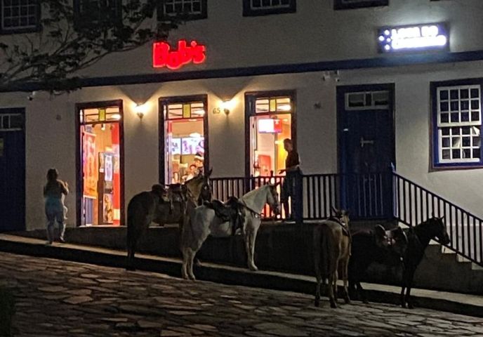'Cena mais mineira possível' viraliza com cavalos em frente a fast-food instalado em casarão colonial