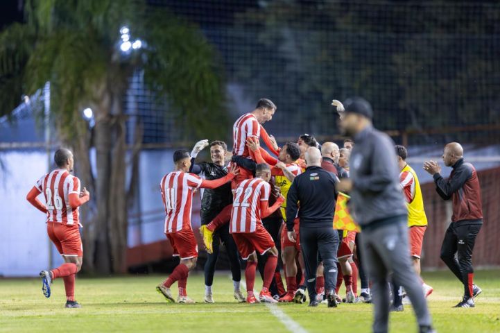 Com direito a goleada e apagão no estádio, Hercílio Luz derrota o Jaraguá e começa a série B na liderança