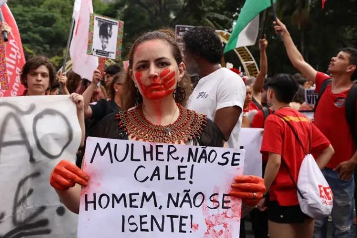 Câmara avança com projeto que equipara misoginia ao crime de racismo