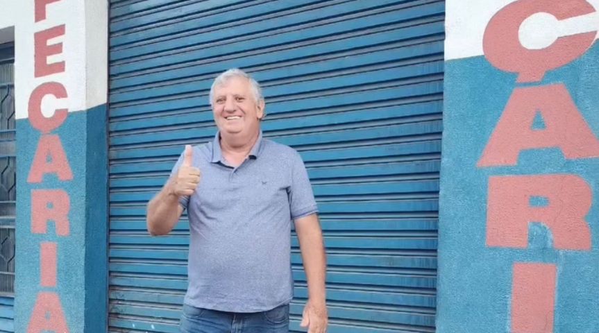 VÍDEO: Tapeceiro emociona ao encerrar atividades após 52 anos de profissão no Paraná