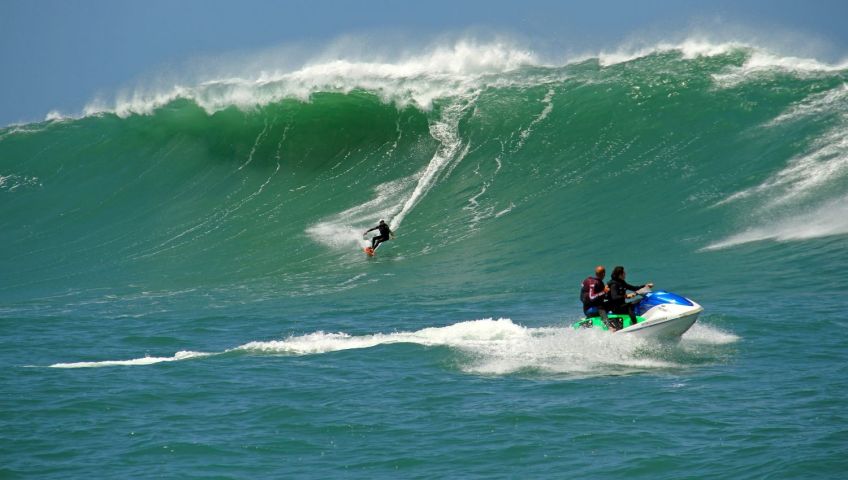 Laguna entra em alerta para campeonato de ondas gigantes com previsão de mar histórico na Praia do Cardoso