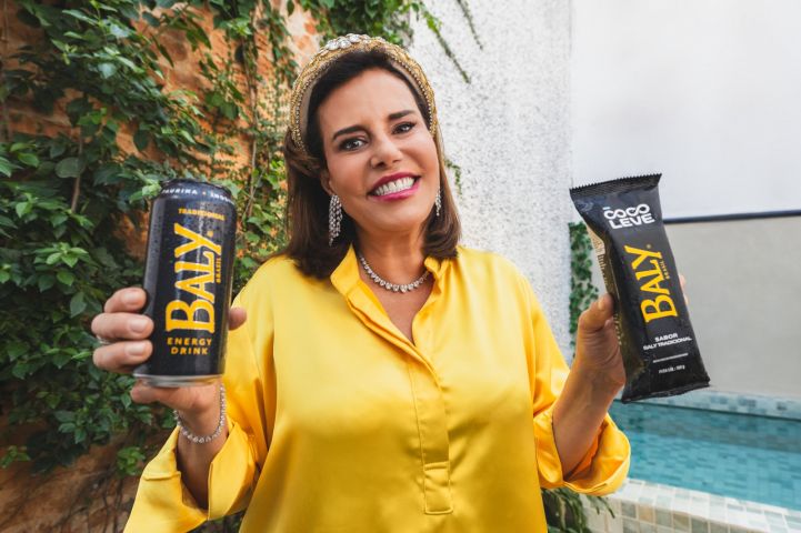 Coco Leve e Baly lançam collab e trazem Narcisa Tamborindeguy como rosto da campanha 'A Resenha Subiu de Nível'