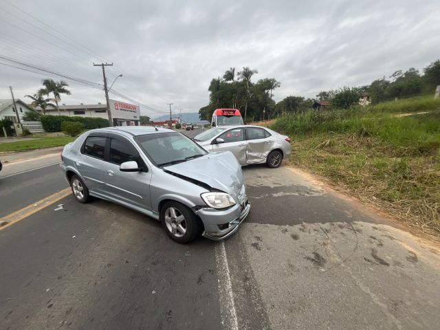 Colisão entre veículos deixa três feridos na SC-370, em Gravatal