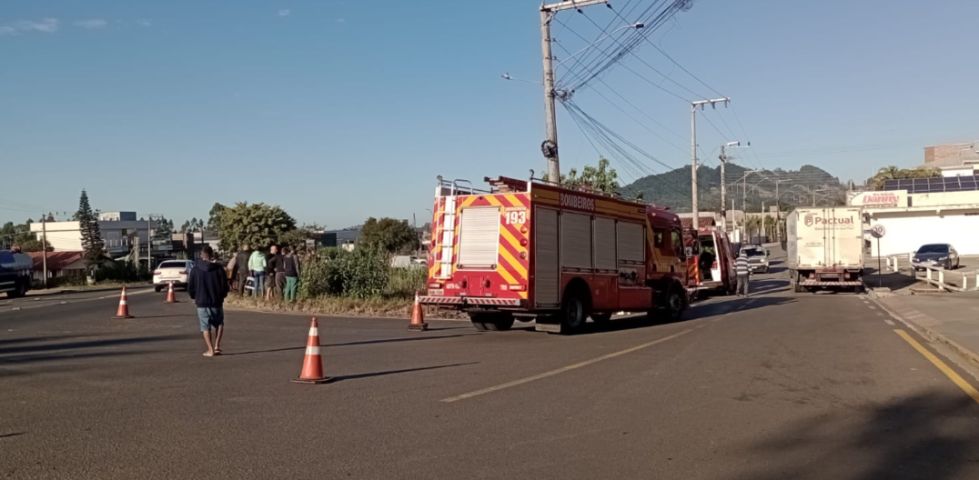 Motociclista sai da pista e cai em vala às margens da SC-370 em Tubarão