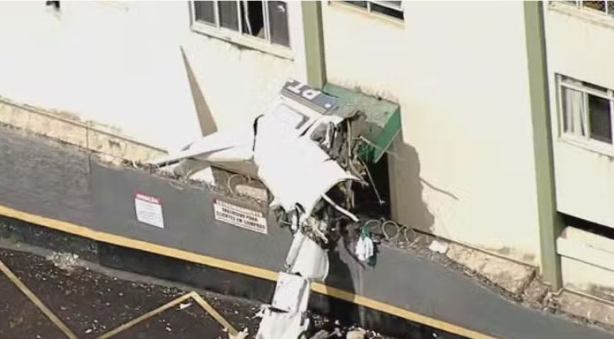 (Vídeo) Avião de pequeno porte cai e atinge prédio em Belo Horizonte