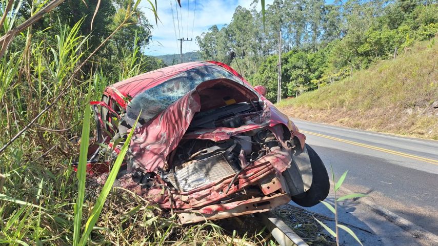 Motorista fica ferido após colisão entre carro e caminhão na SC-370, em Grão-Pará