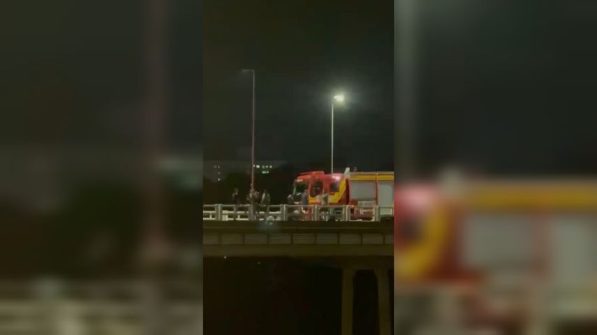 VÍDEO: (Urgente) Bombeiros resgatam pessoa em ponte no centro de Tubarão