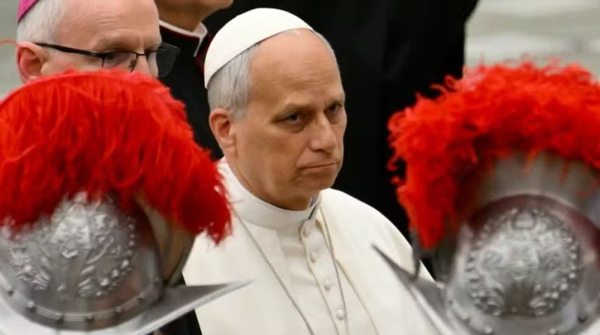 Atendente de banco ‘desliga na cara’ do Papa Leão XIV após o mesmo se identificar