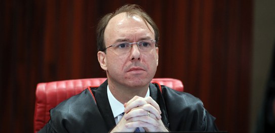 Facebook e YouTube têm 48h para retirar do ar vídeos com inverdades sobre livro de educação sexual