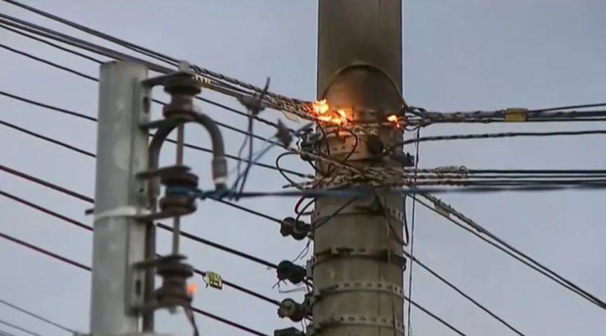 Ciclone bomba chega com ventania que incendeia postes e deixa mais de 20 mil sem luz em Criciúma