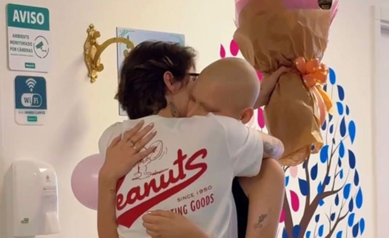 (Vídeo) Bailarina de Tubarão celebra fim da quimioterapia e compartilha momento emocionante