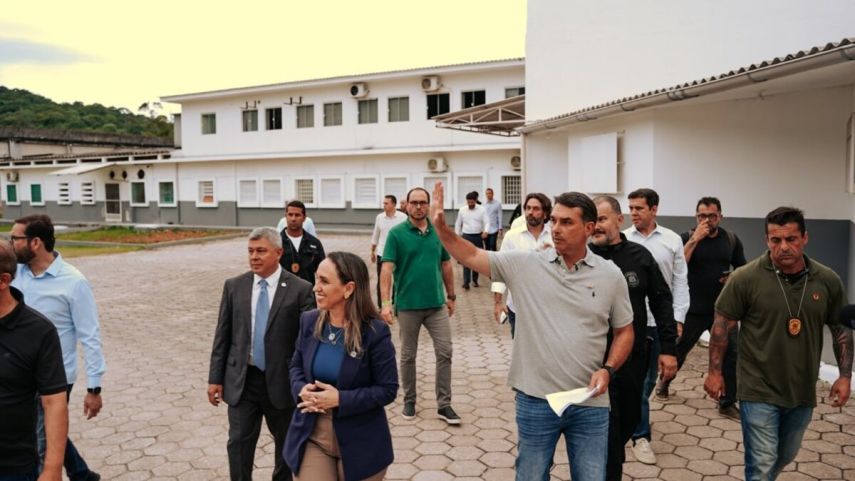 Flávio Bolsonaro visita sistema prisional catarinense em primeiro dia de agenda no estado