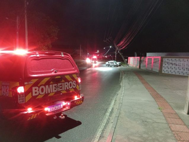Motorista perde controle, bate em poste e deixa fiação em situação de risco em Tubarão