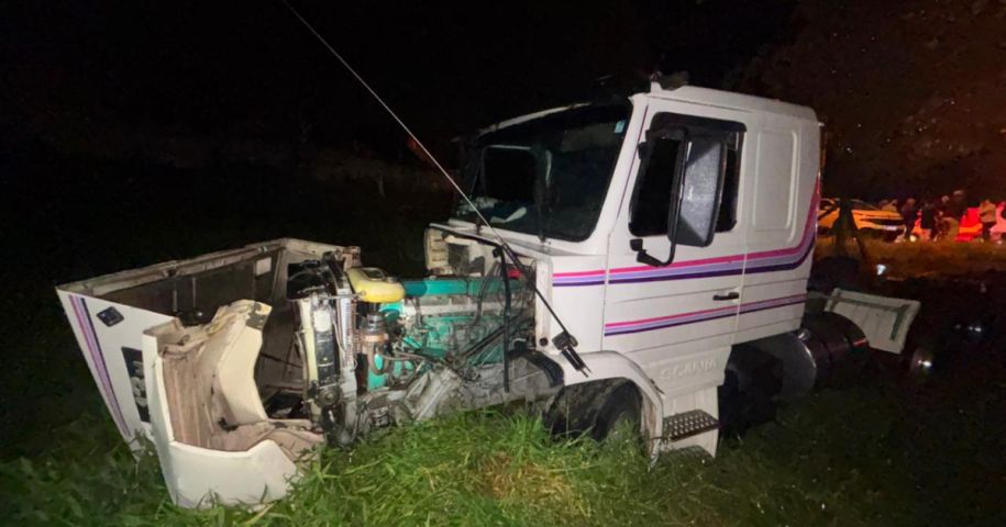 Homem morre preso às ferragens após colisão entre carro e caminhão em Gravatal