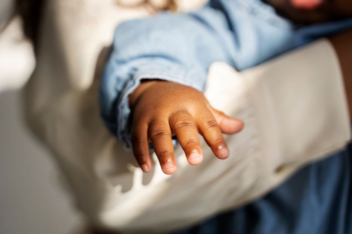 Mãe é suspeita de torturar filha com colher quente como castigo em SC