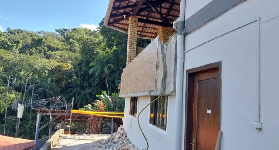 Sacada desmorona durante comemoração em família e quatro ficam feridos em SC